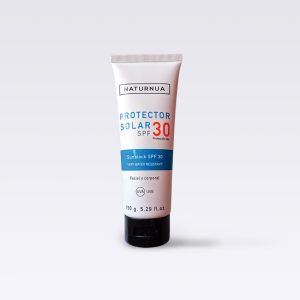 Protector solar natural SPF30 Naturnua con aloe vera y aguacate, resistente al agua.