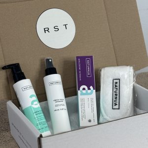 Ritual acné Naturnua en caja RST Cosmetics con productos para piel grasa en 3 pasos