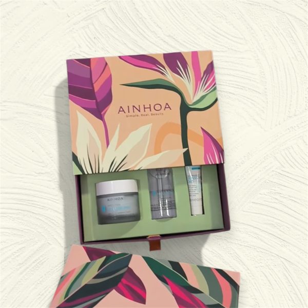 Pack regalo de Navidad AINHOA BOTANICAL con ácido hialurónico, crema y sérum hidratante en caja de edición limitada.