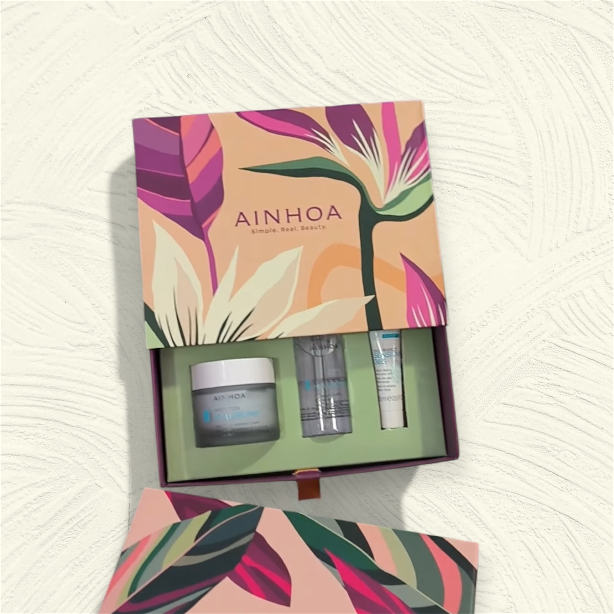 Pack regalo de Navidad AINHOA BOTANICAL con ácido hialurónico, crema y sérum hidratante en caja de edición limitada.